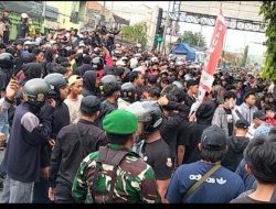 Tutup Jalur Pantura, Massa Lempari Batu Gedung DPRD Batang