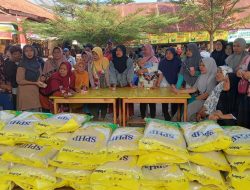 Warga dan Pedagang Pasar Trayeman Serbu Beras SPHP