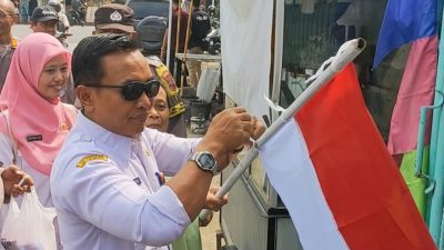 Camat dan Wakapolres Turun Tangan Pasang Bendera Merah Putih