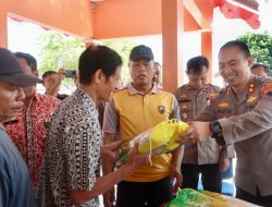 Beras Murah Plus Bendera Merah Putih Dibagikan di Tegal
