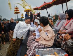 Wisatawan Terpukau Ritual Potong Rambut Gimbal di Dieng Culture Festival 2025