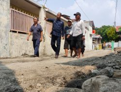 Ardy Arafiq Apresiasi Warga Kaligangsa Perbaiki Jalan Secara Swadaya