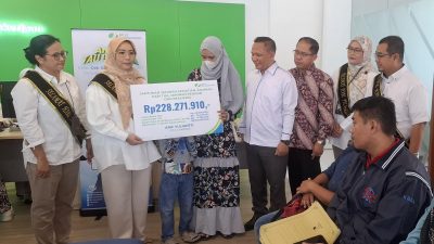 BPJS Ketenagakerjaan Tegal Serahkan Santunan Rp 228 Juta ke Ahli Waris Pekerja di Hari Pelanggan Nasional