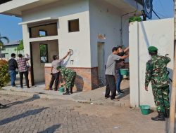 TNI Bersama Warga Besih Bersih Gedung DPRD Brebes Paska Demo Anarki