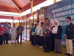 Bupati Ischak Serahkan SK Penerimaan Beasiswa Sadesa, “Jangan Minder Kuliah di Perguruan Tinggi Swasta Lokal”