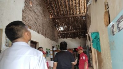 PMI Kabupaten Tegal Salurkan Bantuan untuk Warga Terdampak Atap Rumah Ambruk