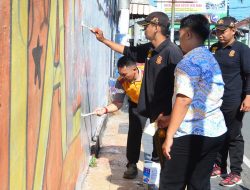 Polres, Pemkot, dan Warga Bersihkan Coretan Liar