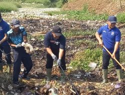Peringati WCD, Bupati dan Wakil Bupati Tegal Terjun Bersama Warga Bersihkan Sungai Kaliwadas