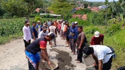 Bayar Pajak Bertahun-tahun, Warga Cikamuning Brebes Perbaiki Sendiri Jalan Rusak Belasan Tahun