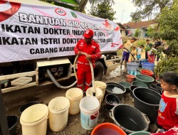 PMI Distribusikan Bantuan Air di Sepuluh Desa