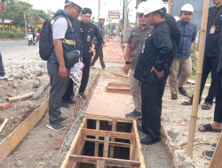 Bupati Tegal Temukan Sedimentasi di Saluran Drainase Lama Jalan Gajah Mada 
