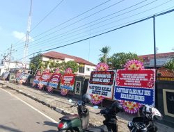 Polres Brebes Dipenuhi Karangan Bunga, Ada Apa?