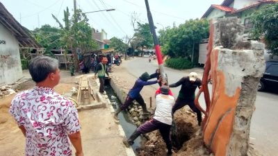 DPUPR Kota Tegal Bongkar Tiang Provider Tak Berizin di Jalan Ki Hajar Dewantara
