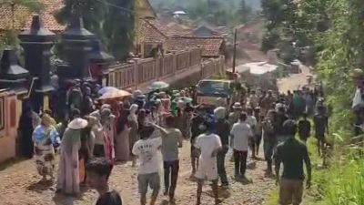 Warga Tembongraja Brebes Swadaya Perbaiki Jalan Rusak, Janji Pemerintah Tak Kunjung Terwujud