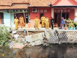 Warga Bantaran Sungai Kaligung Tegal Terancam Longsor