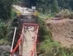 Sedang Dibangun, Jembatan Kali Erang di Balapulang Mendadak Ambruk
