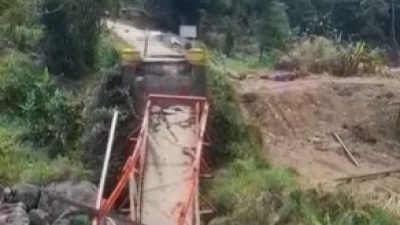 Sedang Dibangun, Jembatan Kali Erang di Balapulang Mendadak Ambruk