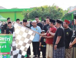 Meriahkan Hari Santri, Peserta Jalan Sehat Gunakan Sarung
