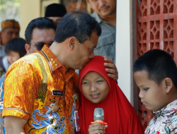 Gubernur Ahmad Lutfhi Menangis Saat Dengar Puisi “Rindu Cahaya”