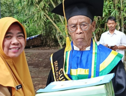 Mbah Kaidi Jadi Wisudawan Terbaik dan Tertua di Brebes: Bukti Semangat Belajar Tak Pernah Pudar