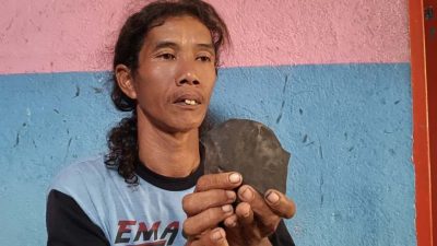 Gempar, Batu Meteor Jatuh di Jatilaba Tegal, Berat 3 Kg Warna Hitam