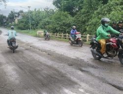 Berbahaya, Jembatan Perbatasan Srengseng-Jatilaba Margasari Nyaris Terbelah Dua
