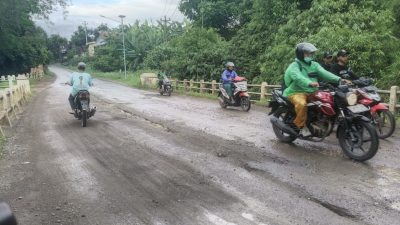 Berbahaya, Jembatan Perbatasan Srengseng-Jatilaba Margasari Nyaris Terbelah Dua