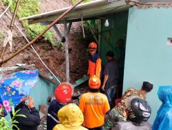 Hujan Deras Picu Longsor di Sirampog Brebes, Rumah Warga Rusak Tertimpa Tanah
