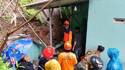 Hujan Deras Picu Longsor di Sirampog Brebes, Rumah Warga Rusak Tertimpa Tanah