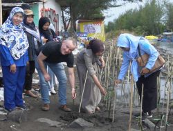 Cegah Abrasi, Mahasiswa Pascasarjana UPS Tegal Gelar Penanaman Ribuan Mangrove