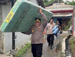 Bantu Lansia Hidup Sendiri, Kapolsek Turun Tangan Angkut Kasur