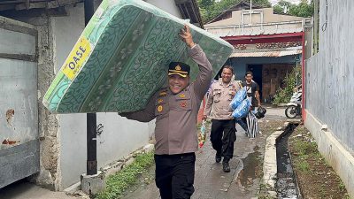 Bantu Lansia Hidup Sendiri, Kapolsek Turun Tangan Angkut Kasur