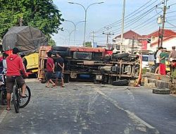 Diduga Sopir Kurang Konsentrasi, Truk Terguling Bikin Macet