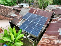 Pemprov Jateng Salurkan Bantuan PLTS untuk Kelompok Pengrajin Tusuk Sate di Banyumas