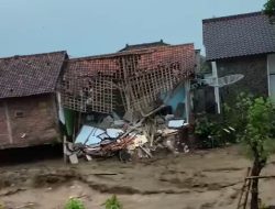 Update Banjir Bumiayu : Ratusan Rumah di Kalierang Terendam, Tiga Rumah Roboh dan Satu Mobil Terseret Arus