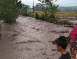 Banjir Belum Surut, Akses Jalan Utama Desa Adisana Bumiayu Lumpuh Total