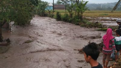 Banjir Belum Surut, Akses Jalan Utama Desa Adisana Bumiayu Lumpuh Total