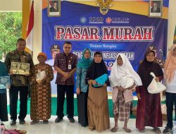 Masyarakat Desa Widodaren Serbu Pasar Murah