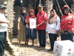 Rumah Waridah Roboh, PMI Kabupaten Tegal Salurkan Bantuan