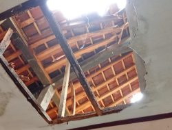 Atap Tiga Ruang Kelas di SDN Banjaran 1 Salem Ambruk, Siswa Terpaksa Belajar Bergantian