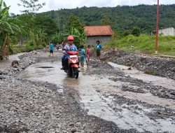 Banjir Adisana Surut, Jalan Utama Mulai Bisa Dilewati tapi Penuh Material Sungai