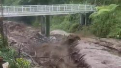 Bupati Ischak Ikut Posting Video Banjir Guci Bawa Pipa Air