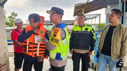 Waspadai Kecelakan Air, Personel Polres Brebes Lakukan Ini di Wisata Pulau Cemara