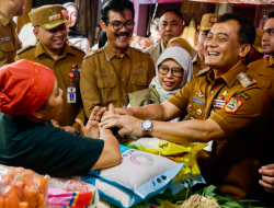 Gubernur Ahmad Luthfi Sidak Harga Kebutuhan Pokok di Pasar Karangayu Jelang Nataru