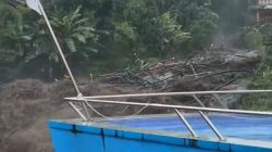 Banjir Bandang di Sumatera Bawa Kayu, di Guci Tegal Bawa Pipa Air