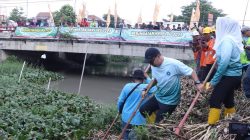 Mba Mitha dan Masjaka Aksi Bersih-Bersih Sungai Sigeleng
