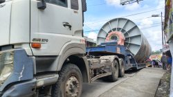 Truk Angkut Tangki Industri Tersangkut di Jalan Raya Kota Bumiayu