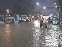 Hujan Deras Beberapa Jam Alun-alun Brebes Tergenang Banjir