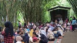 Nikmati Makanan Tradisional Di Bawah Rerimbunan Pohon Bambu