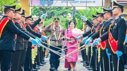 Tradisi Pedang Pora Sambut Kedatangan AKBP Heru Antariksa Cahya